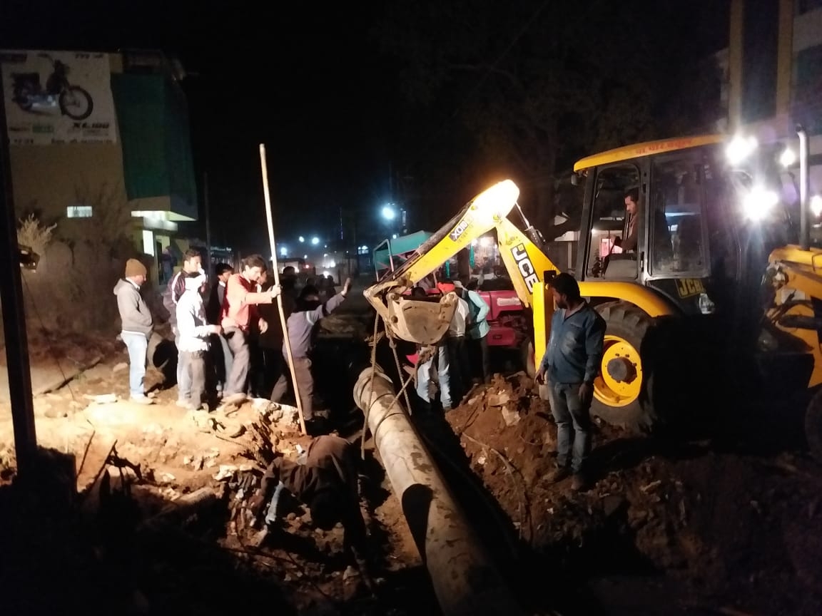 patrika पानी की सप्लाई में टू-लेन सडक़ बनी मुसीबत, शहरवासियों को चार दिन से नहीं मिला पानी