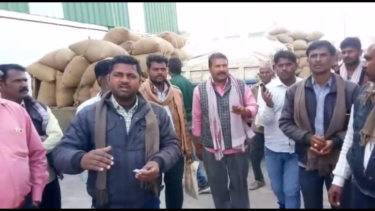 Alliance of businessmen-officers in urad purchase came in front किसान ठगे रह गए, व्यापारियों और यूपी के लोगों से खरीद डाला गया पूरा उड़द