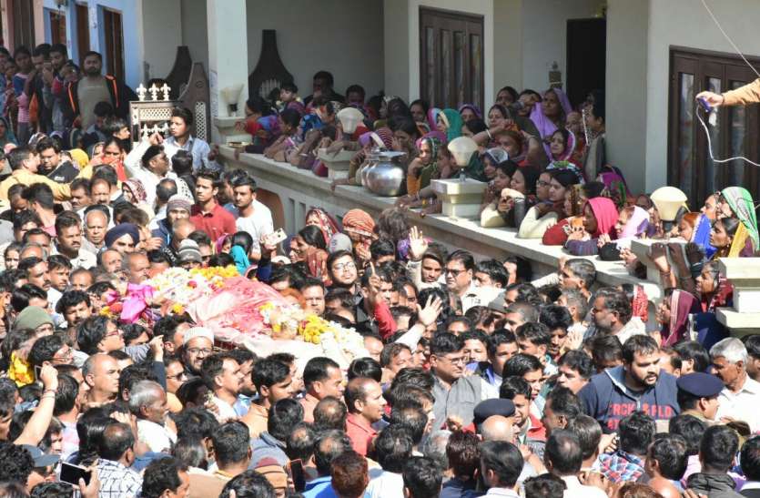patrika VIDEO STORY: सजल आंखों से दे रहे दादा को विदाई