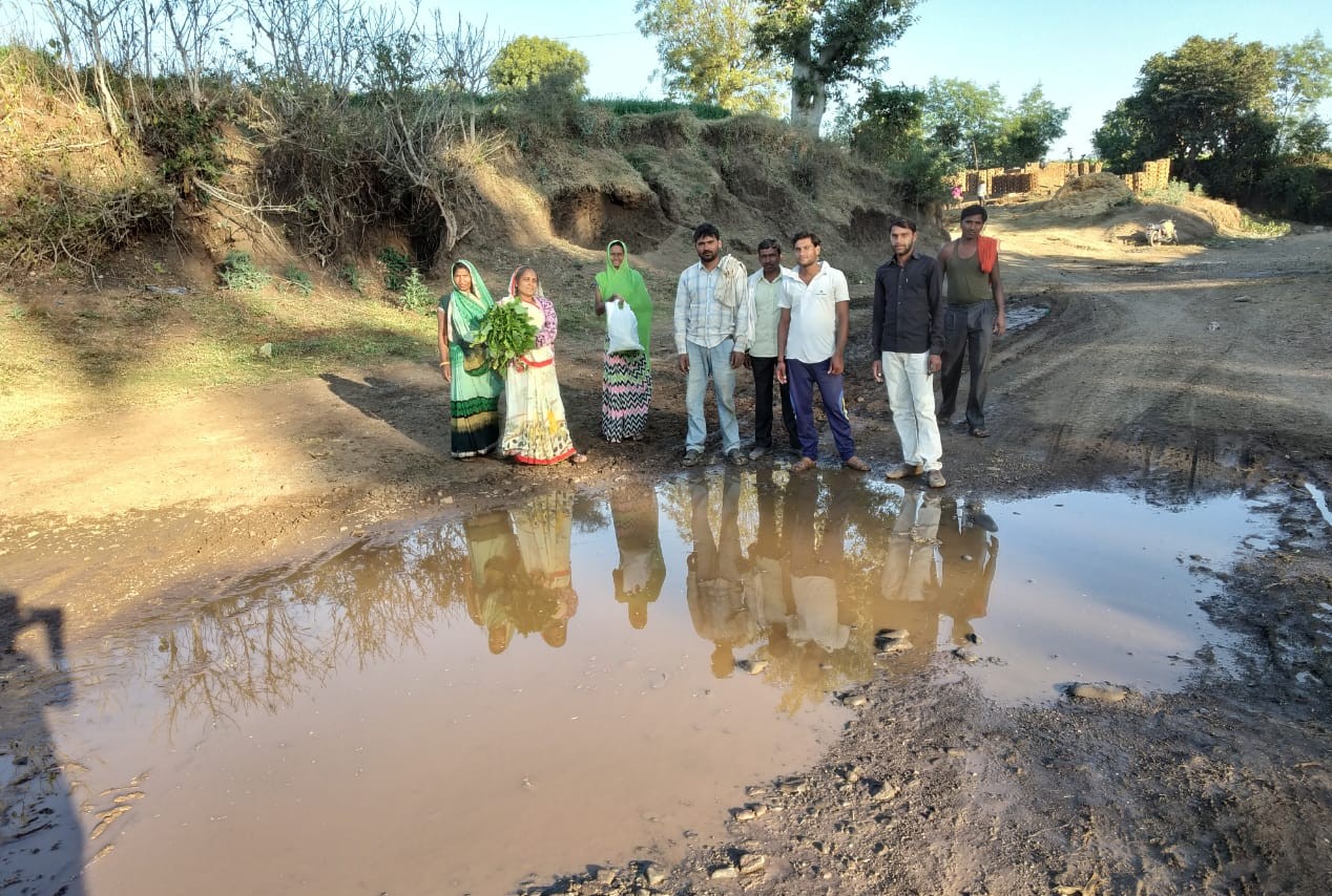 parika कीचड़भरे रास्ते से निकलने को मजबूर ग्रामीण