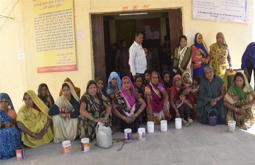 लोटा लेकर पालिका पहुंची महिलाओं ने किया हंगामा, अध्यक्ष पर अछूता व्यवहार करने के आरोप लोटा लेकर पालिका पहुंची महिलाओं ने किया हंगामा, अध्यक्ष पर अछूता व्यवहार करने के आरोप