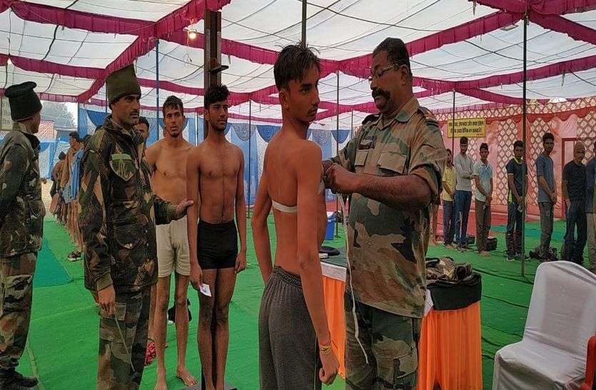 jhunjhunu news सेना भर्ती में दौड़े बुहाना के युवा, कोहरे के कारण बाधित हुई दौड़, 469 युवा उत्तीर्ण