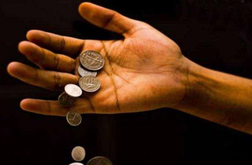 vastu dosh हाथ से छूटकर गिर जाएं सिक्के तो हो जाएं सावधान, हो सकता है धन का नाश