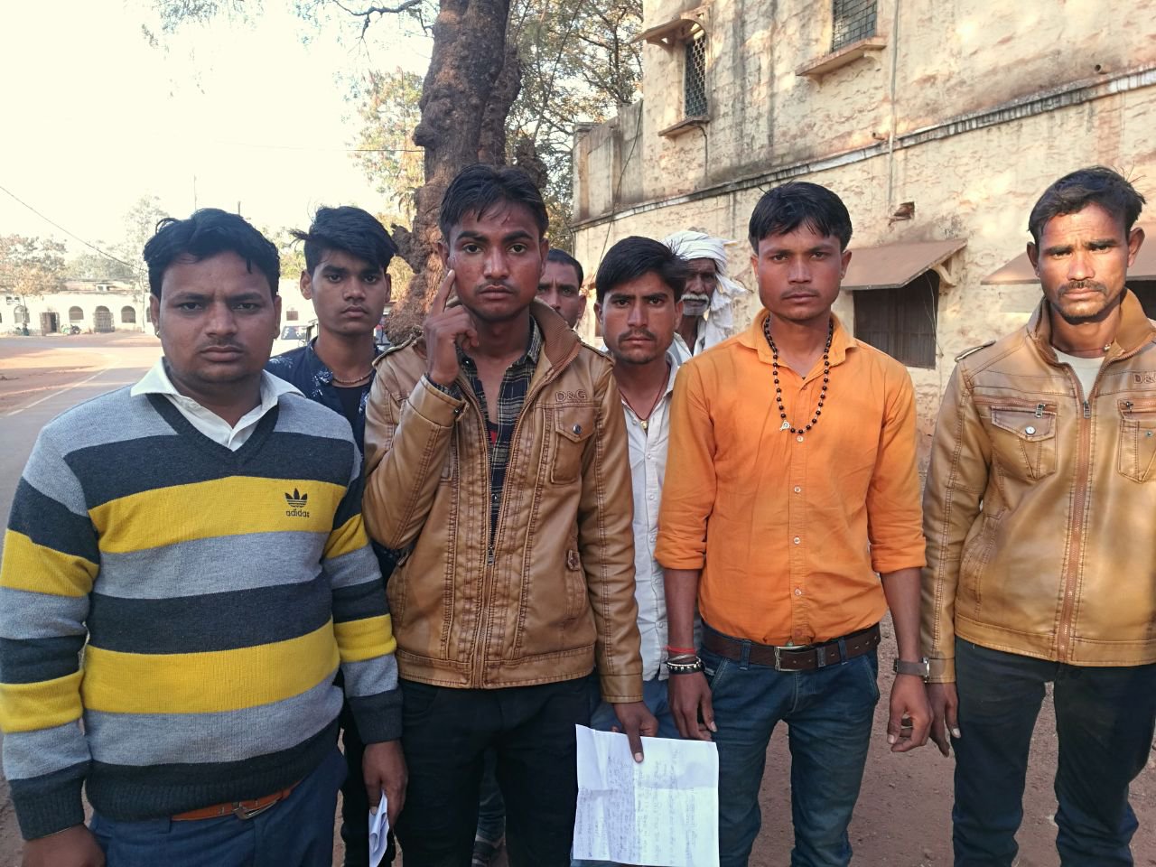 Manure, farmer, police, assault, line attachment, complaint, action, shivpuri, shivpuri news, , shivpuri news in mp खाद लेने आए किसान को आरक्षकों ने पीटा