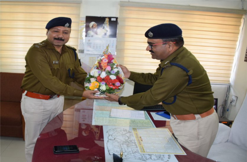 SP Sanghvi takeover district police charge his Batchmate IPS Shukla नवागत एसपी सांघी ने अपने बैचमेट आइपीएस शुक्ल से संभाला कार्यभार