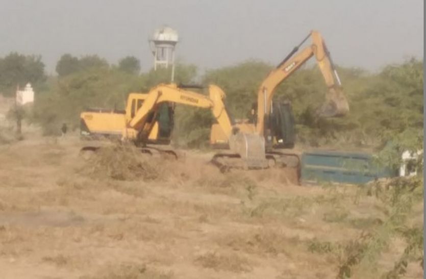 बलाना तालाब में अवैध रूप से हो रही मिट्टी की खुदाई बलाना तालाब में अवैध रूप से हो रही मिट्टी की खुदाई
