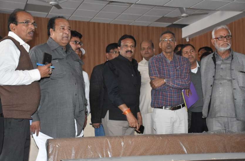 PWD Minister Sajjan Singh Verma and MLA Deepak Saxena सीएम के क्षेत्र में ऐसी लापरवाही पीडब्ल्यूडी मंत्री ने उठाए सवाल, जानें पूरा मामला