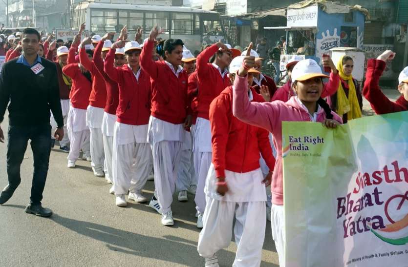 पौष्टिक भोजन लें और व्यायाम जरूर करें पौष्टिक भोजन लें और व्यायाम जरूर करें