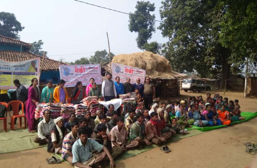 neki ki diwar सामग्री पाकर खिल उठे आदिवासी बैगाओं के चहरे