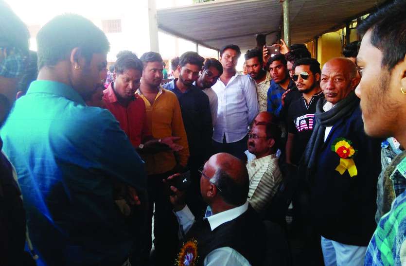 वार्षिकोत्सव का आयोजन, अखिल भारतीय विद्यार्थी परिषद सहित छात्रों ने किया जमकर हंगामा, ये है वजह... वार्षिकोत्सव का आयोजन, अखिल भारतीय विद्यार्थी परिषद सहित छात्रों ने किया जमकर हंगामा, ये है वजह...