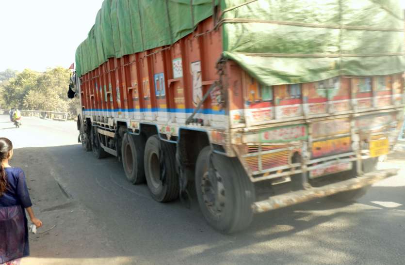 Road गांव-शहरों के बीच से गुजरी सड़के बन रही डेथ स्पॉट