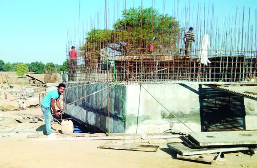 jashpur nagar जोरों से चल रहा है मैनी नदी पर पुल निर्माण