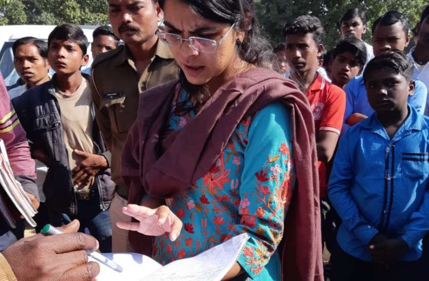 ADM inspected school in Singrauli, principal teacher absent स्कूल में कक्षा के बाहर ऐसे कार्य में व्यस्त मिली छात्राएं कि स्थिति देख भौचक रह गईं एडीएम