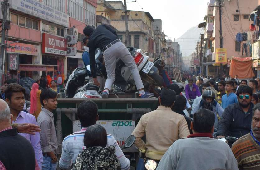 Alwar Nagar Parishad Team Remove Encroachment From Hope Circus नगर परिषद और पुलिस ने होपसर्कस के आसपास हटाया अतिक्रमण, कचरे की गाड़ी में लेकर गए बाइक व स्कूटी