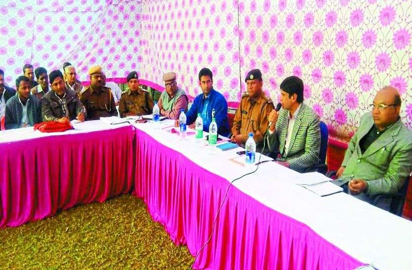 धर्मशाला में बैठक को सम्बोधित करते जिला कलक्टर। चौथ माता मेले में मिले बेहतर सुविधाएं