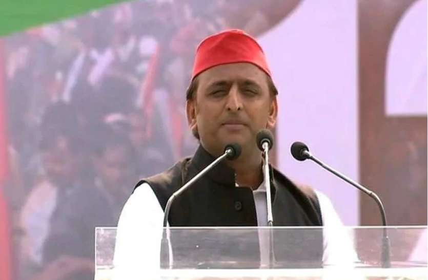 Akhilesh Yadav ममता के मंच से अखिलेश का बयान- गठबंधन से डरी बीजेपी, 2019 में भाजपा का खाता नहीं खुलने देना है