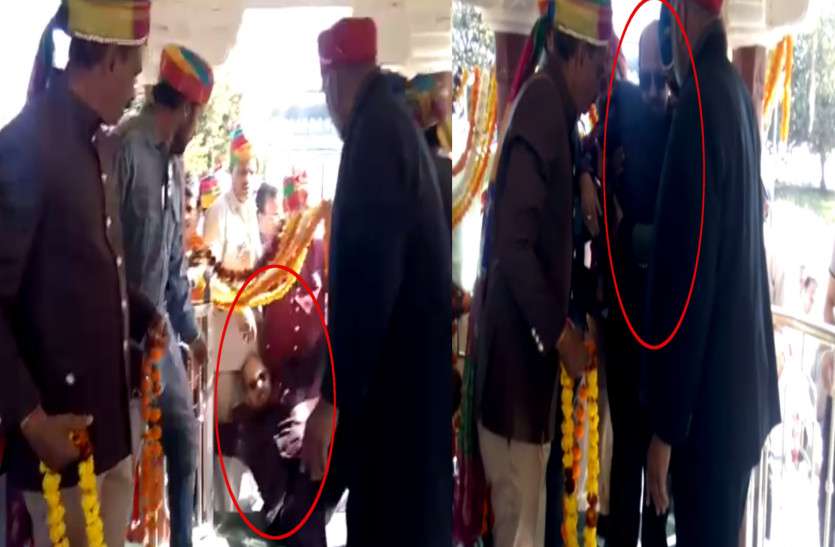 Rajya Sabha MP Amar Singh gets imbalanced on ladders in Udaipur महाराणा प्रताप की समाधि स्थल पर सांसद अमर सिंह लड़खड़ाते हुए गिरे, साथ वालों ने दिया सहारा