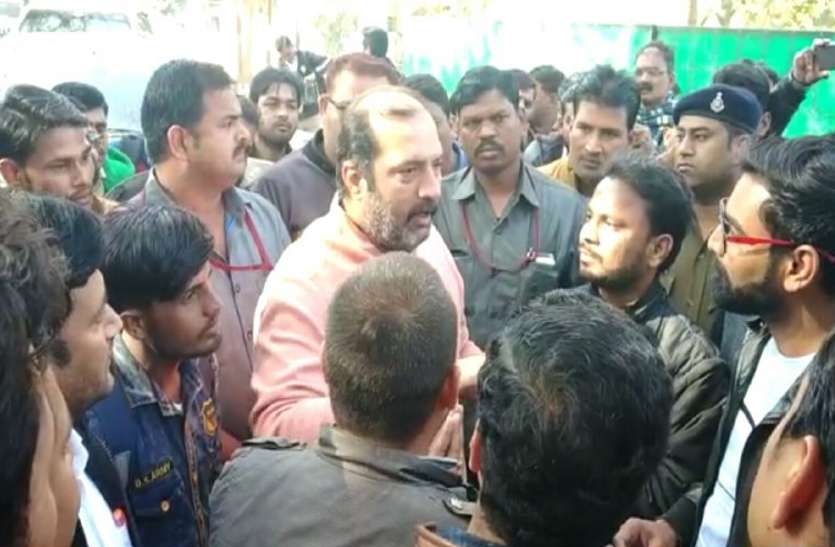 news वित्तमंत्री के बंगले का घेराव करने पहुंचे सर्वेक्षण सहायक, सौंपा ज्ञापन