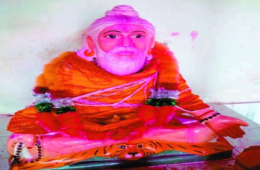 tomb यहां जल के बीच स्थित है गड़भेड़ा बाबा की समाधि, दर्शन के बाद नहीं लौटता कोई खाली हाथ
