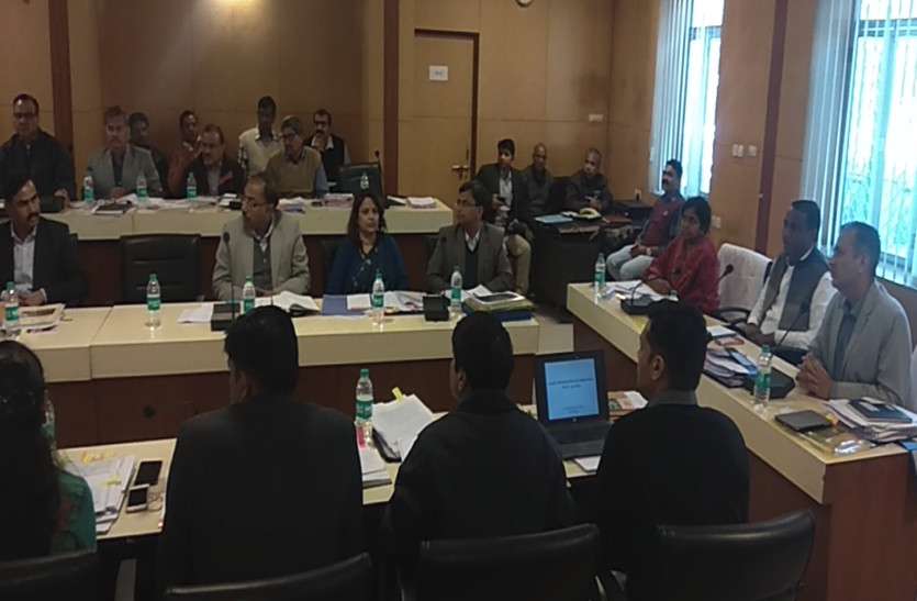 Minister Arjun Singh Bamania meeting of officials इस मंत्री ने बैठक में अधिकारियों से कहा- 'मुझे आंकड़ों में मत उलझाना, मैं सारी असलियत जानता हूं'
