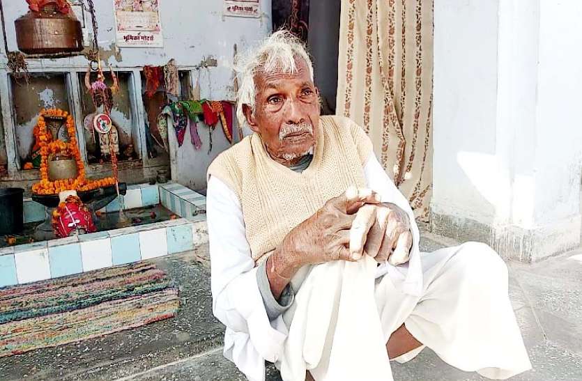 जब तक शरीर ने साथ दिया तब तक आश्रितों के आंच भी नही आने दी और उम्र के जिस पड़ाव में अपने मददगार होते है उस वक्त अपनों के सितम से बेघर हुए शख्स की पीड़ा कोई भुगतभोगी ही महसूस कर सकता है। दर्दभरी दास्तां: उम्र के जिस पड़ाव में अपनों का सहारा होना था उस उम्र में रोटी को भी मोहताज है ये बुजुर्ग, मंदिर बना हुआ है बसेरा