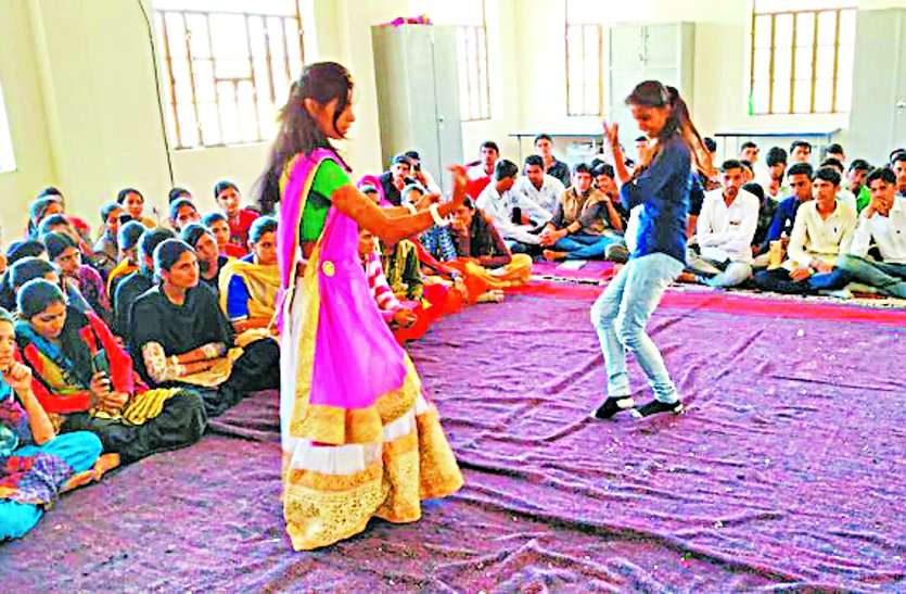 Sloping steps on film tunes फिल्मी धुनों पर थिरके कदम