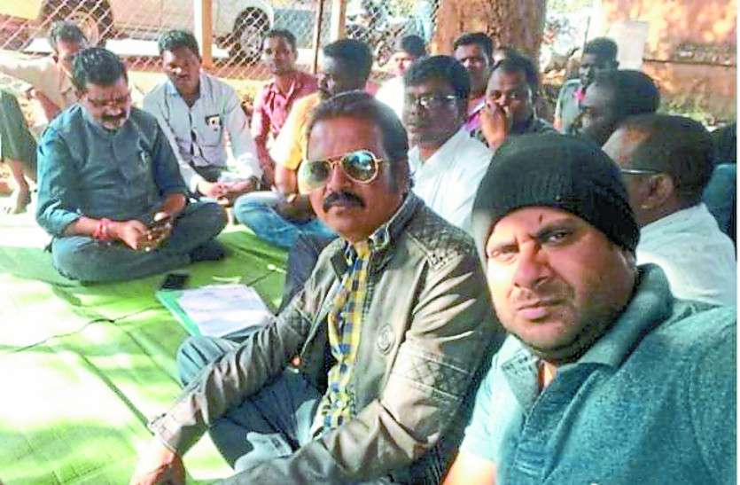 CG News तीन दिनों से अनिश्चितकालीन हड़ताल में बैठे सचिव, मिलने पहुंचे विधायक ने कहा- जल्द करेंगे निराकरण