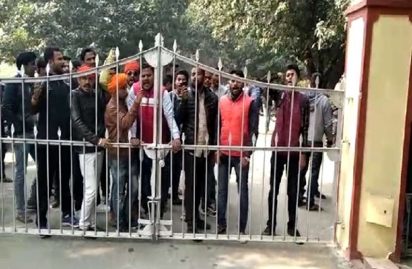 BHU Students protest चीफ प्रॉक्टर को हटाने के लिए BHU VC से मिलने जा रहे छात्रों को रोका गया, हंगामे के बाद हुई मुलाकात