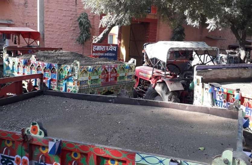 10-tractor-trolley-loaded-with-illegal-gravel अवैध बजरी से भरी 10 ट्रैक्टर ट्रॉली पकड़ी