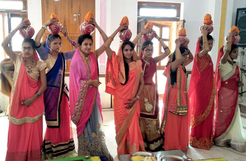 shreeji-s-dressing-room-with-ashtkumuriya अष्टकुमारियों के साथ राजसी ठाठ से श्रीजी की शोभायात्रा निकाली