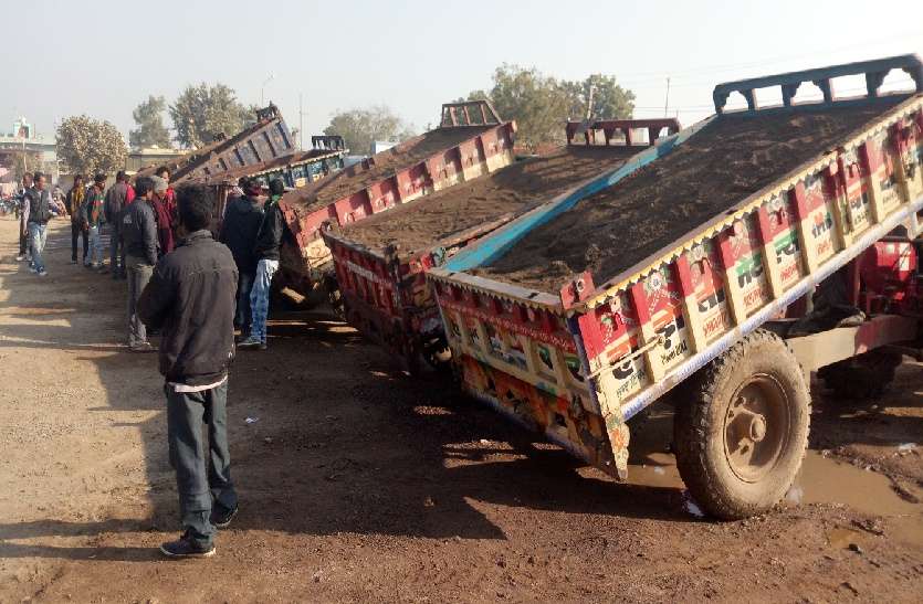 baran खनन पर रोक के बाद भी रोज लगती है बजरी की मंडी