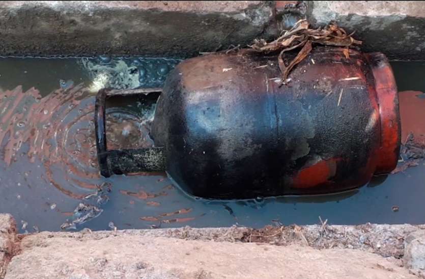 the cylinder सिलेंडर में लगी आग से घर में उठा धुआं, जलते सिलेंडर को नाली में फैंका