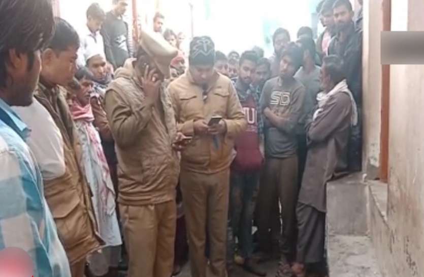 bulandshahr VIDEO: गुस्से में घर के बाहर तमंचा लेकर निकला युवक आैर बीच सड़क पर इस वजह से खुद को ही मार ली गोली