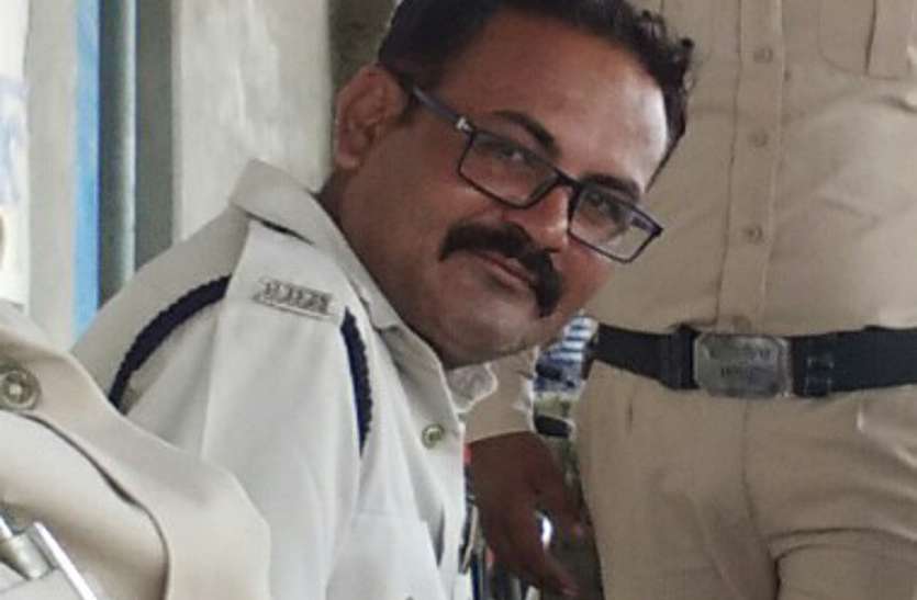 Constable ड्यूटी से लौट रहे आरक्षक के साथ रास्ते में हो गई अनहोनी, घर में पसर गया मातम जब पहुंची मौत की खबर