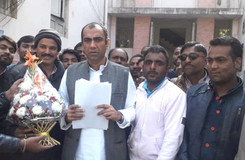patrika ऊर्जा मंत्री से मिलकर आउटसोर्स कर्मचारियों ने बताई समस्याएं व मांगें