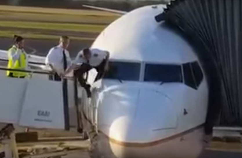 flight एयरपोर्ट पर खड़े प्लेन को देखकर पायलट करने लगा ऐसी हरकत, जानकार उड़ जाएंगे होश