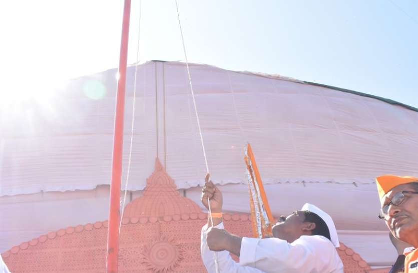 vedi pratistha in hoshangabad वेदी सूतन कार्यक्रम में लगी झंडे की बोली, यह सेठ परिवार बना मेला नायक