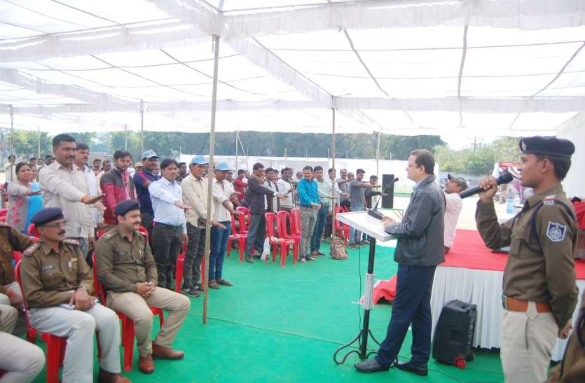 Sir! If we come in a hurry then the police catch साहब! हम जल्दी में बाइक लेकर आते हैं तो पुलिस वाले पकड़ लेते हैं