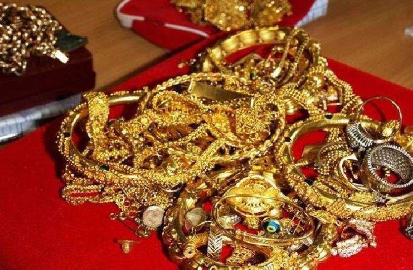 jewelry stolen (Demo Pic) भाई के घर जन्मदिन मनाने गई महिला के घर से एक किलो चांदी के गहने चोरी