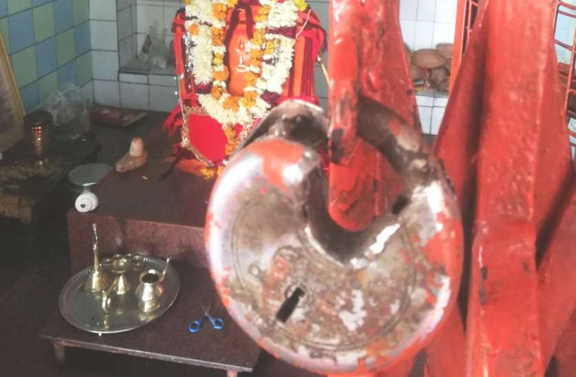 In the Temple then the broken granary मंदिर में फिर टूटी दानपेटी