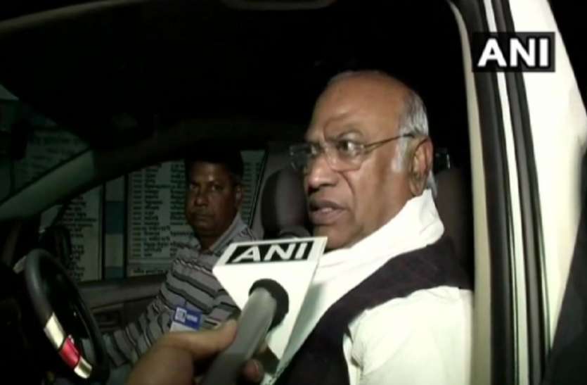 mallikarjun kharge कर्नाटक: कांग्रेस बैठक में शामिल नहीं होने वाले विधायकों पर खड़गे बोले- जांच के बाद होगी कार्रवाई