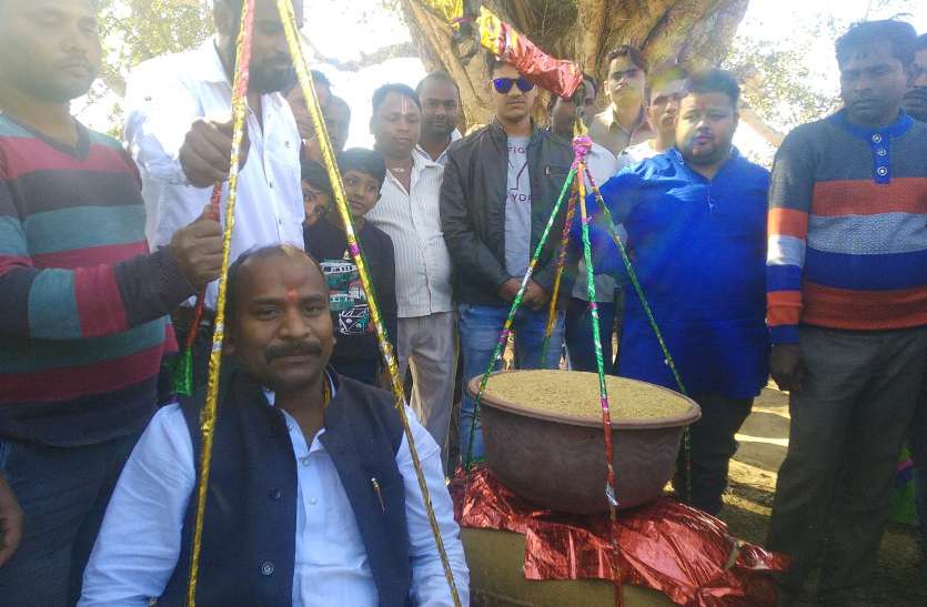 MLA चुनाव जीतने के बाद पहली बार यहां पहुंचे विधायक को धान से तौला, बोले- ये है मेरी प्राथमिकताएं