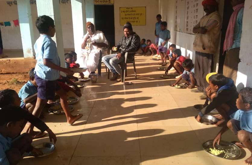 MLA in hostel हॉस्टल में बच्चों के साथ पोहा खाने बैठ गए विधायक, खाने के बाद कहा- अधीक्षक को यहां से हटाओ