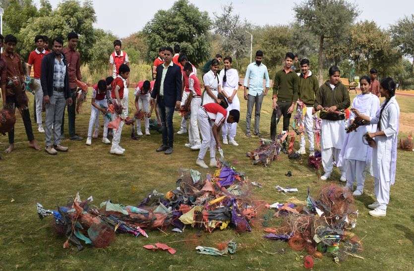 churu photo नेचर पार्क में श्रमदान कर हटाया चाइनीज मांझा व पतंगे