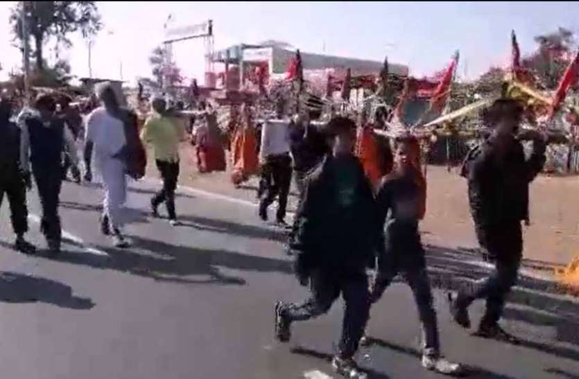 Kawad Yatra devotees do not have the effect of winter VIDEO सालों से निकल रही कांवड़ यात्रा में लगे हर-हर महादेव के जयकारे