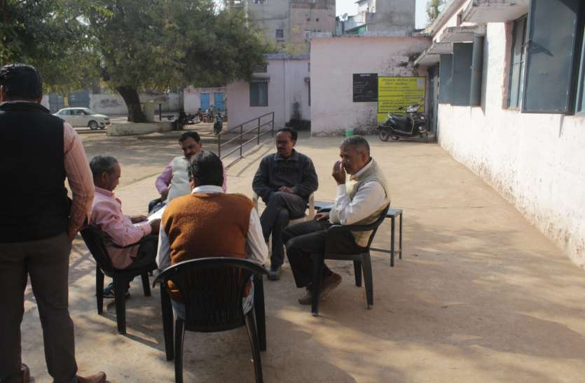patel school लापरवाह शिक्षकों की जांच करने पहुंचे अधिकारियों बनाया दबाव, कहा-ऊंची पहुंच रखते हैं