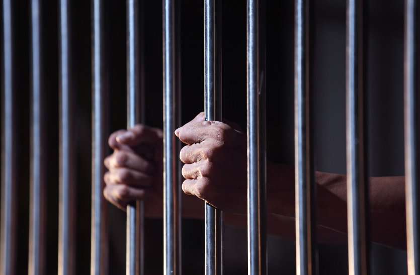 Police arrested #arrested former BJP leader:पूर्व भाजपा नेता को पुलिस ने फिल्मी स्टाईल में डुमना एयरपोर्ट से दबोचा