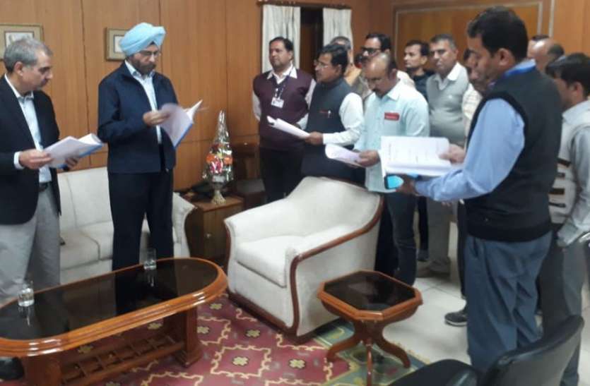 North Western Railway General Manager TP Singh रेलवे महाप्रबंधक ने कम्प्यूटर पर खंगाली फाइलें, मुख्य रेलवे स्टेशन का किया दौरा