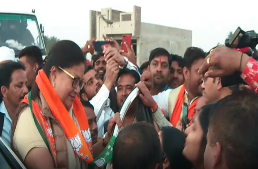 raje पूर्व CM वसुंधरा राजे के यहां पहुंचते ही कार्यकर्ताओं में मची सेल्फी लेने की होड़, फिर राजे ने बोली ये बात..
