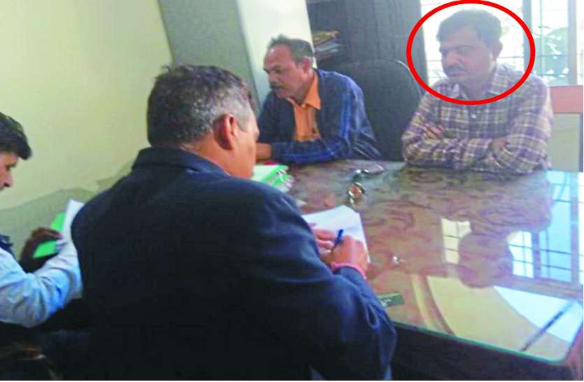 acb raid एसीबी ने मारा छापा, बैगा आदिवासी से 20 हजार की रिश्वत लेते रंगे हाथ पकड़ा गया सीईओ